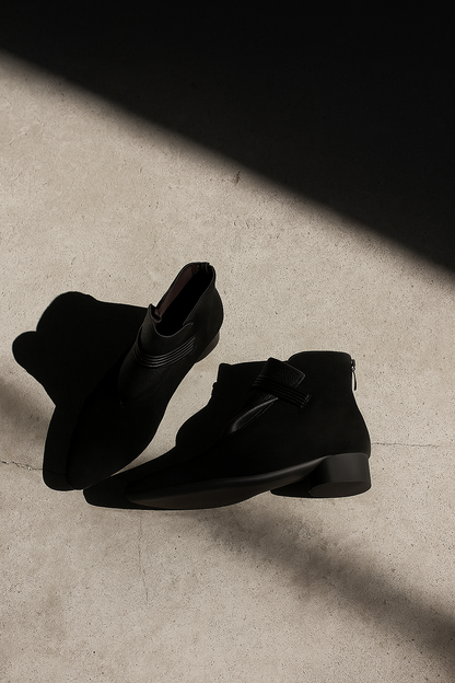 Vivienne Zwarte Dames Laarzen | Suède, Spitse Neus, Comfortabele Hak